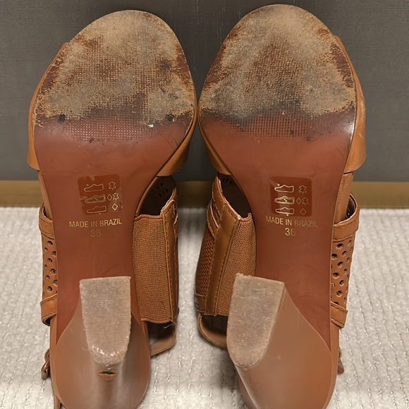 Ateliers Camel Block Heel Sandal
Size 36 - Picture 4 of 7
